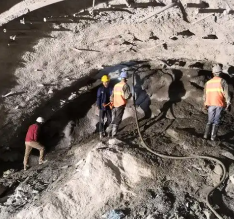 洛江隧道拱顶带模注浆料，微膨胀注浆料的特点及施工工艺